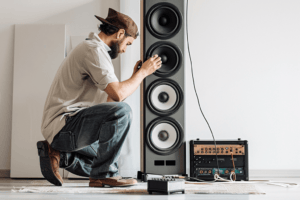 gefen_23233_a_man_fixing_a_speaker_with_a_blank_bright_backgrou_d660c5a9-5c8e-41c1-be77-12c20cd7f0ac-2